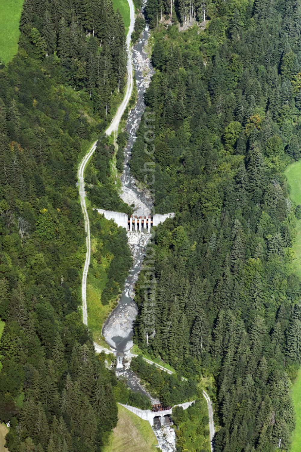 Goldegg from above - Meandering, serpentine curve of river eines Bergfluss hinunter ins Tal in Goldegg in Salzburg, Austria