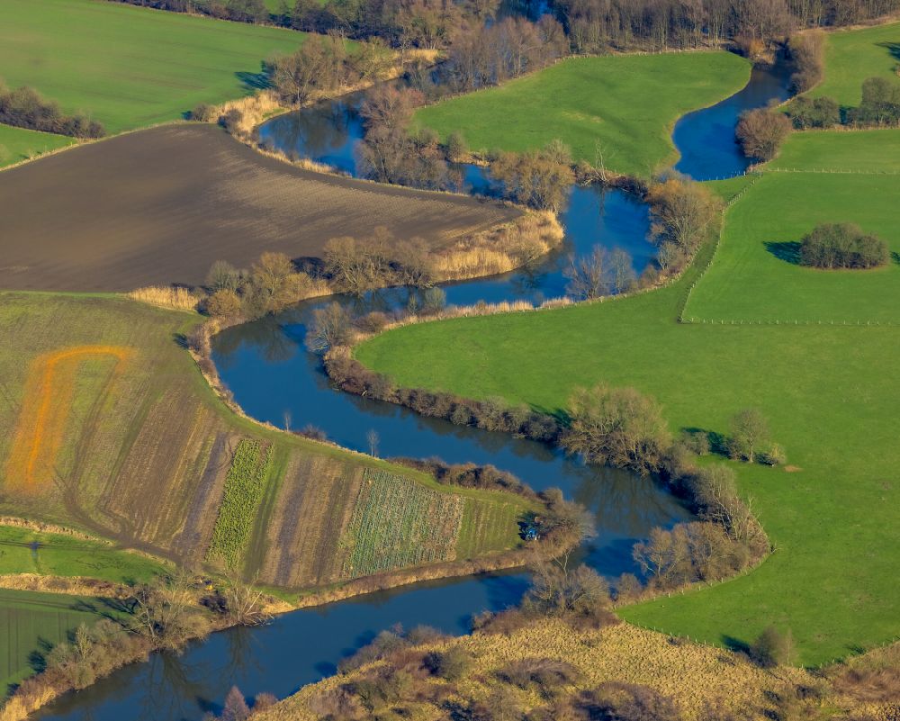 Wethmar from above - Meandering, serpentine curve of river of Lippe in Wethmar at Ruhrgebiet in the state North Rhine-Westphalia, Germany