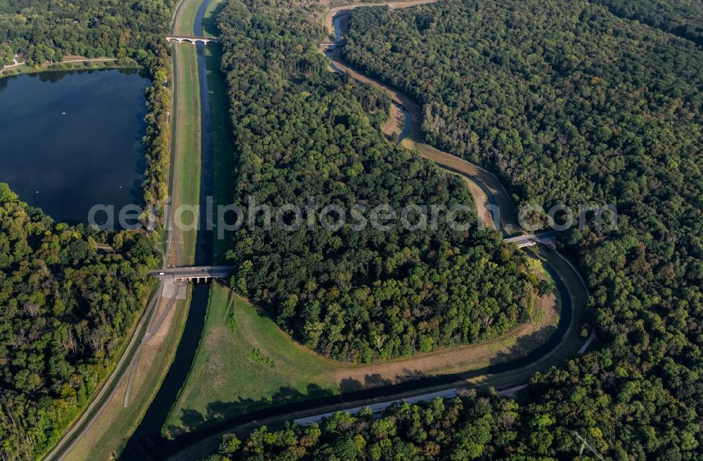 Aerial photograph Leipzig - Meandering, serpentine curve of river of the Nahle along the Neue Luppe and the Auensee on Gustav-Esche-Strasse in the district Burgaue in Leipzig in the state Saxony, Germany