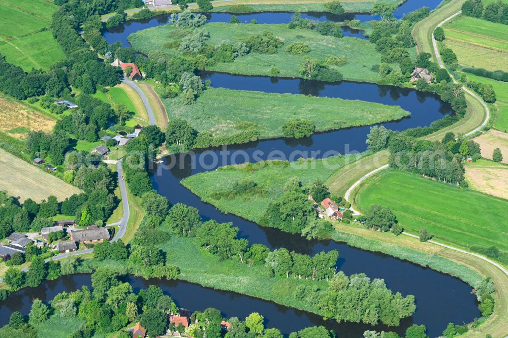Aerial image Lilienthal - Meandering, serpentine curve of river of Wuemme on street Hoeftdeich in Lilienthal in the state Lower Saxony, Germany