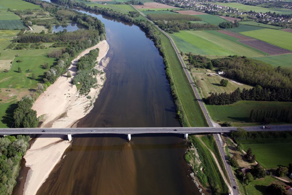 Gien from the bird's eye view: River - bridge construction over the Loire in Gien in Centre-Val de Loire, France