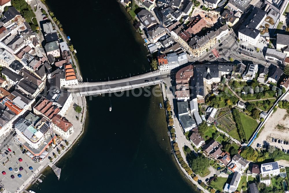 Gmunden from the bird's eye view: River - bridge construction about the Traun sowie das Kloster, das Rathaus and die Schiffstation on Traunsee in Gmunden in Oberoesterreich, Austria