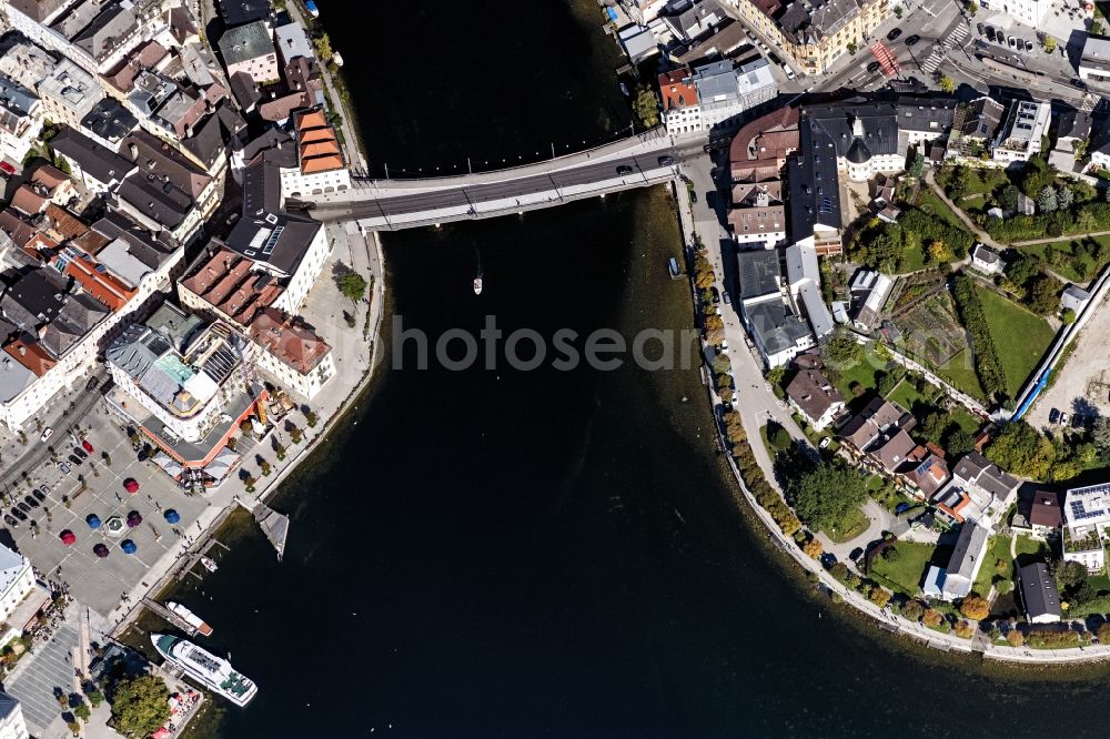 Aerial image Gmunden - River - bridge construction about the Traun sowie das Kloster, das Rathaus and die Schiffstation on Traunsee in Gmunden in Oberoesterreich, Austria