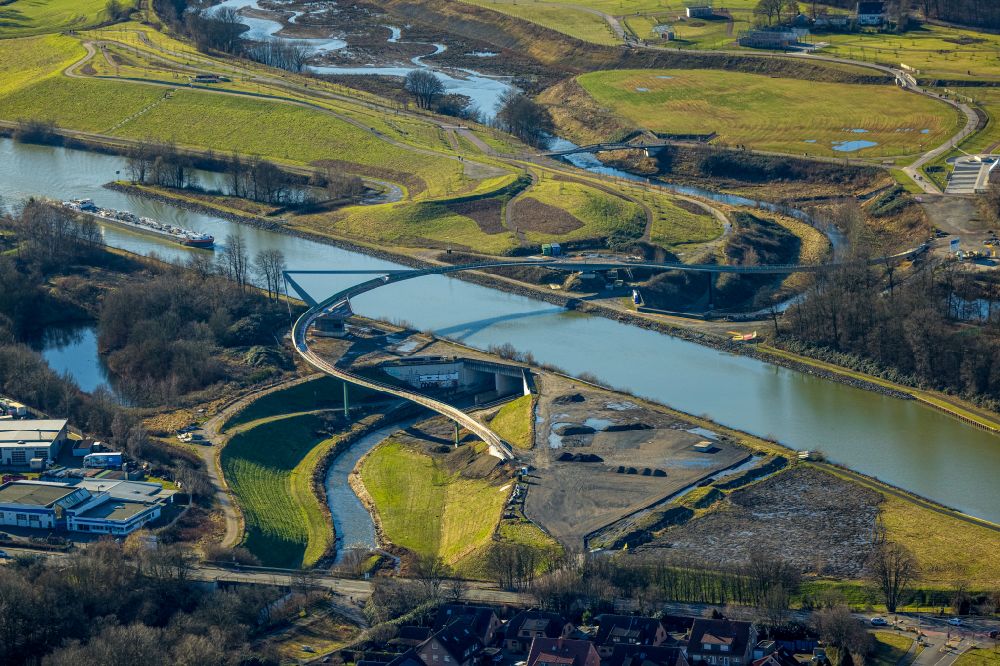 Aerial image Castrop-Rauxel - River bridge structure Cassurker Schwinge for crossing the Rhine-Herne Canal - Emscher on Wartburg-Stiftung Eisenachstrasse in Castrop-Rauxel in the Ruhr area in the state North Rhine-Westphalia, Germany