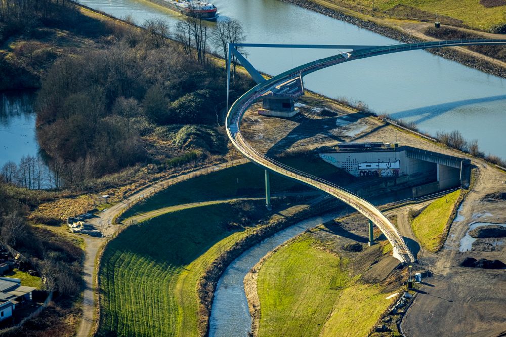 Aerial photograph Castrop-Rauxel - River bridge structure Cassurker Schwinge for crossing the Rhine-Herne Canal - Emscher on Wartburg-Stiftung Eisenachstrasse in Castrop-Rauxel in the Ruhr area in the state North Rhine-Westphalia, Germany