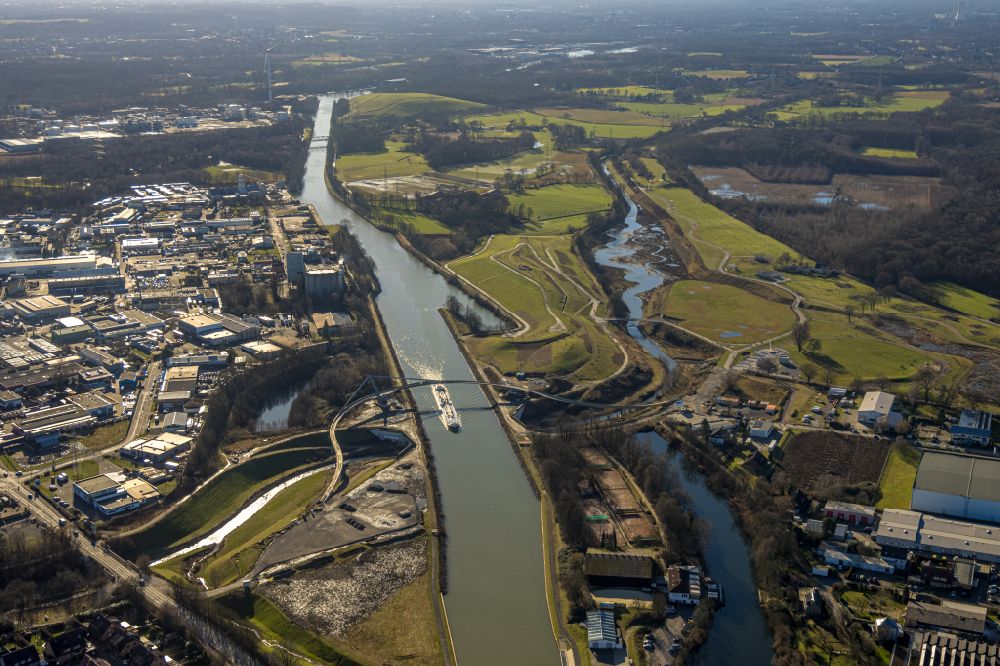 Aerial photograph Castrop-Rauxel - River bridge structure Cassurker Schwinge for crossing the Rhine-Herne Canal - Emscher on Wartburg-Stiftung Eisenachstrasse in Castrop-Rauxel in the Ruhr area in the state North Rhine-Westphalia, Germany