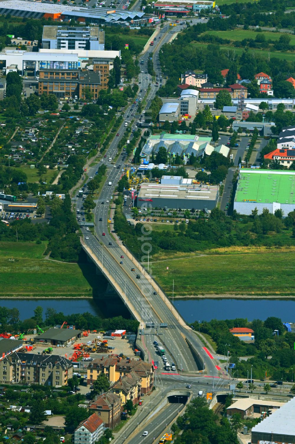Dresden from the bird's eye view: River - bridge construction Fluegelwegbruecke about the Elbe river in the district Uebigau in Dresden in the state Saxony, Germany