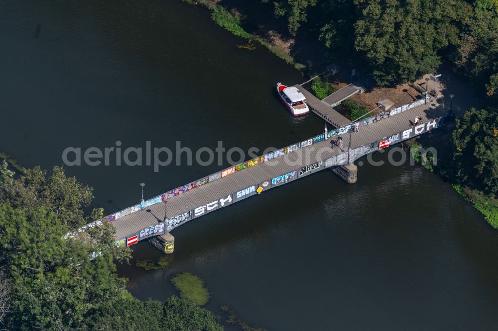 Aerial image Leipzig - River - bridge structure Rennbahnsteg for crossing over the Elsterflutbett in the district Zentrum-Sued in Leipzig in the state Saxony, Germany