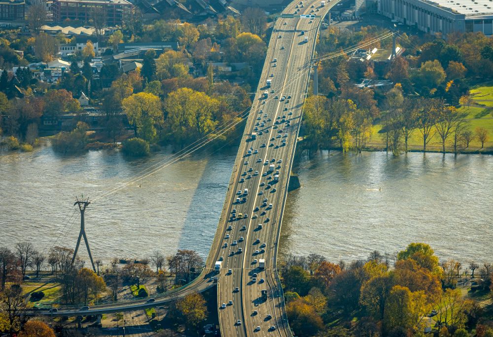 Aerial photograph Köln - River - bridge structure Zoobruecke for crossing the Rhine on the street Zoobruecke in the district Neustadt-Nord in Cologne in the state North Rhine-Westphalia, Germany