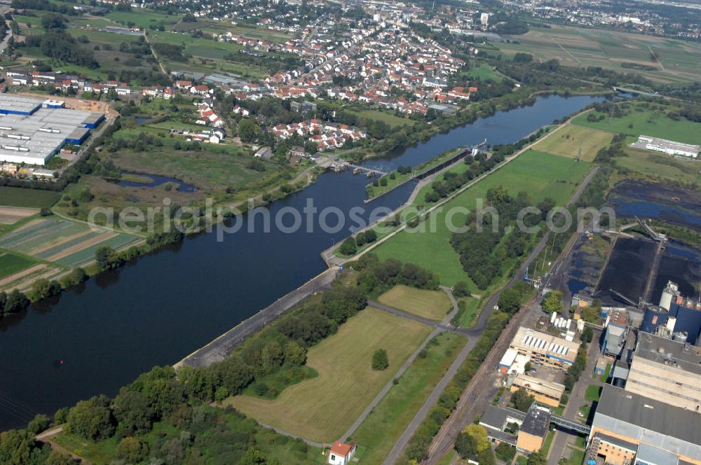 Aerial image Ensdorf - Blick aus Norden entlang der Saar mit der Schleuse Lisdorf im Saarland. Am linken Saarufer erstreckt sich der Stadtteil Saarlouis-Lisdorf. Am rechten Ufer erstreckt sich das Kohlekraftwerk Ensdorf. View from north along the Saar river.