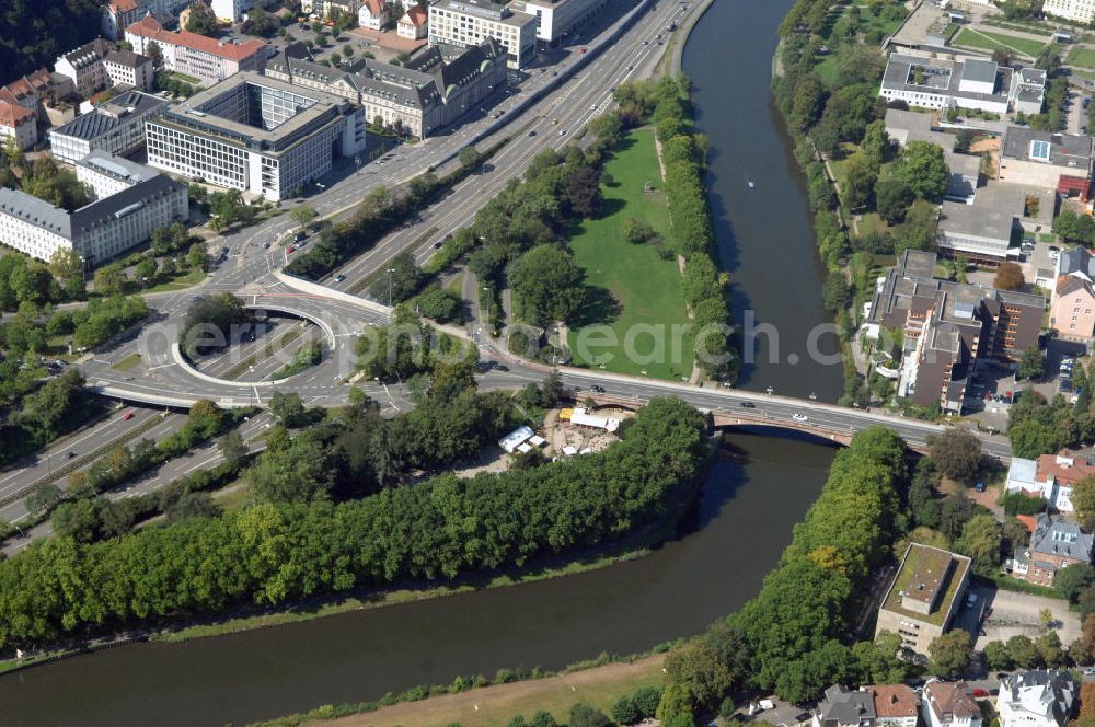 Aerial image Saarbrücken - Blick aus Osten entlang der Saar in Saarbrücken im Saarland. Am linken Saarufer erstreckt sich die Autobahn 620 mit der Ausfahrt Saarbrücken Bismarckbrücke im Stadtteil Alt-Saarbrücken. Am rechten Saarufer erstreckt sich der Stadtteil St. Johann. View from east along the Saar river.