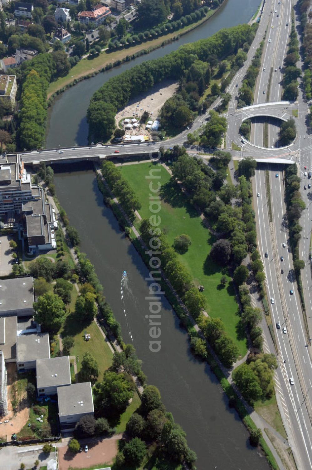 Aerial photograph Saarbrücken - Blick aus Osten entlang der Saar in Saarbrücken im Saarland. Am linken Saarufer erstreckt sich die Autobahn 620 mit der Ausfahrt Saarbrücken Bismarckbrücke im Stadtteil Alt-Saarbrücken. Am rechten Saarufer erstreckt sich der Stadtteil St. Johann. View from east along the Saar river.
