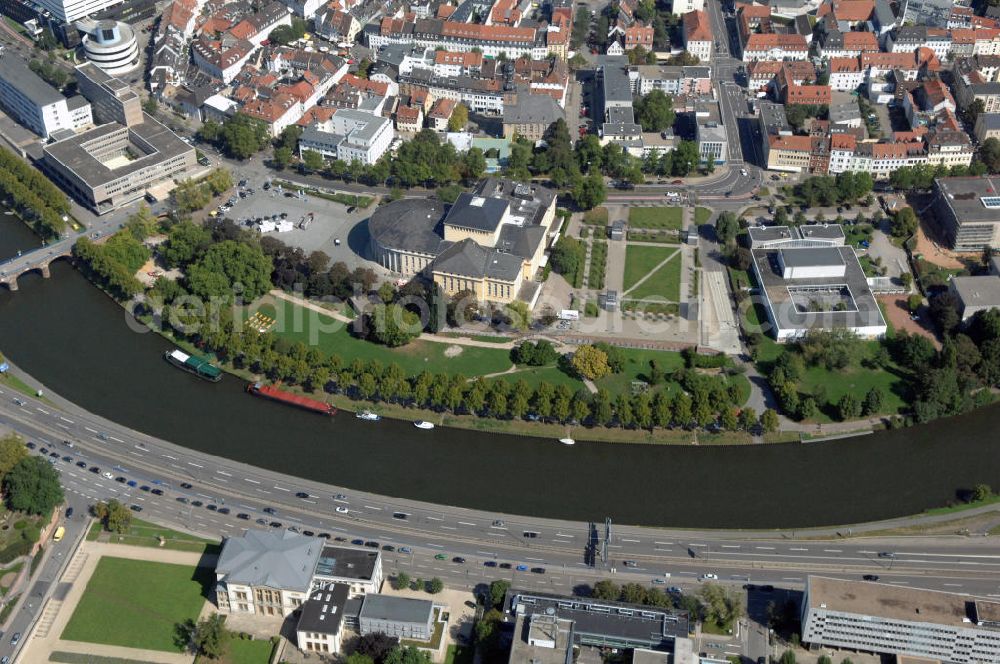 Aerial photograph Saarbrücken - Blick aus Süden entlang der Saar. Am linken Saarufer erstreckt sich die Autobahn 620 im Stadtteil Alt-Saarbrücken. Am rechten Saarufer befindet sich das Saarländische Staatstheater am Schillerplatz im Stadtteil St. Johann. View from south along the Saar river.
