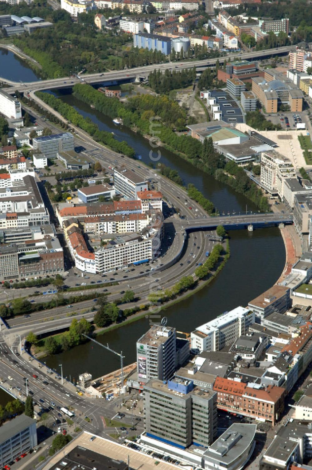 Aerial image Saarbrücken - Blick aus Osten entlang der Saar mit der Luisenbrücke und Westpangenbrücke. Am linken Saarufer erstreckt sich die Autobahn 620 mit der Ausfahrt Saarbrücken Wilhelm-Heinrich-Brücke im Stadtteil Alt-Saarbrücken. Am rechten Saarufer erstreckt sich der Stadtteil St. Johann. View from east along the Saar river.