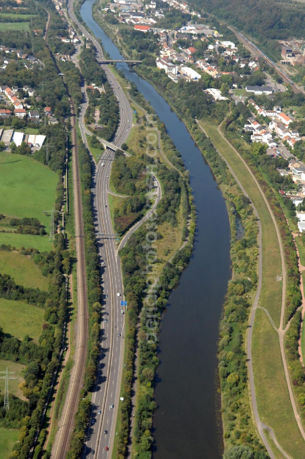 Aerial photograph Saarbrücken - Blick aus Osten entlang der Saar in Saarbrücken im Saarland. Am linken Saarufer erstreckt sich die Autobahn 620 mit der Ausfahrt Saarbrücken-Klarenthal im Stadtteil Gersweiler. Am rechten Ufer erstreckt sich der Stadtteil Altenkessel. View from east along the Saar river.