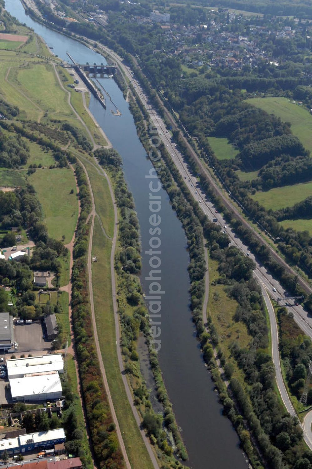 Aerial image Saarbrücken - Blick aus entlang der Saar mit der Schleuse Luisenthal in Saarbrücken im Saarland. Am linken Saarufer erstreckt sich die Autobahn 620 im Stadtteil Gersweiler. Am rechten Ufer erstreckt sich der Stadtteil Altenkessel. View from east along the Saar river.