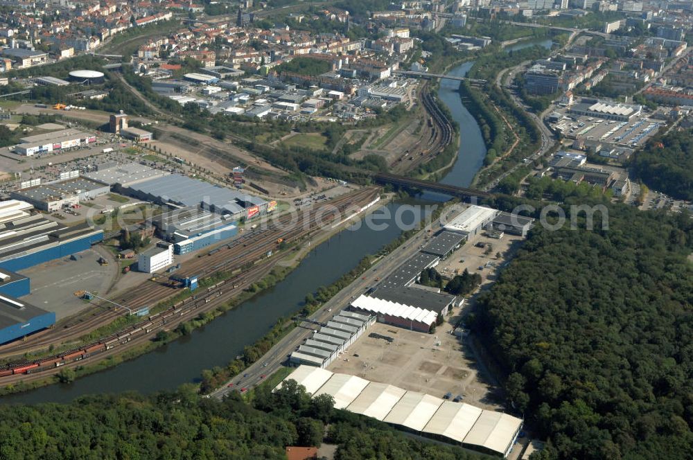 Aerial photograph Saarbrücken - Blick aus Westen entlang der Saar in Saarbrücken-Burbach im Saarland. Am linken Saarufer erstreckt sich die Autobahn 620 und das Messegelände Schanzenberg. Am rechten Ufer erstreckt sich das Burbach Fachmarktzentrum Westpark auf dem Gelände der Saarterassen. View from west along the Saar river.