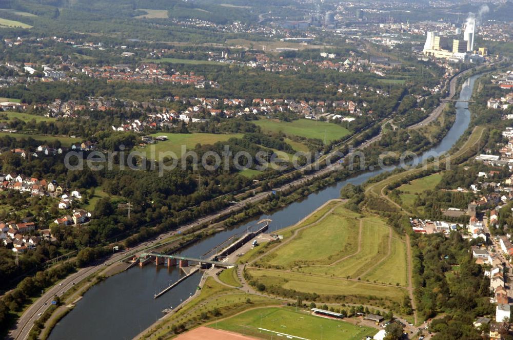 Aerial photograph Saarbrücken - Blick aus Osten entlang der Saar mit der Schleuse Luisenthal in Saarbrücken-Burbach in Richtung Kraftwerk Völklingen im Saarland. Am linken Saarufer erstreckt sich die Autobahn 620. View from east along the Saar river.