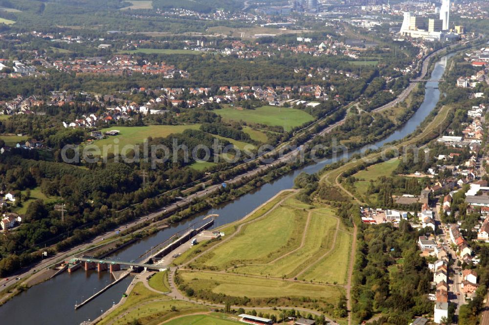 Saarbrücken from above - Blick aus Osten entlang der Saar mit der Schleuse Luisenthal in Saarbrücken-Burbach in Richtung Kraftwerk Völklingen im Saarland. Am linken Saarufer erstreckt sich die Autobahn 620. View from east along the Saar river.