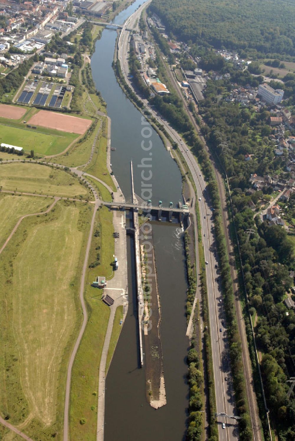 Aerial image Saarbrücken - Blick aus Westen entlang der Saar mit der Schleuse Luisenthal in Saarbrücken-Burbach im Saarland. Am linken Saarufer erstreckt sich die Autobahn 620. Am rechten Ufer erstreckt sich die Kläranlage Burbach des Entsorgungsverband Saar an der Mettlacher Straße. View from northwest along the Saar river.