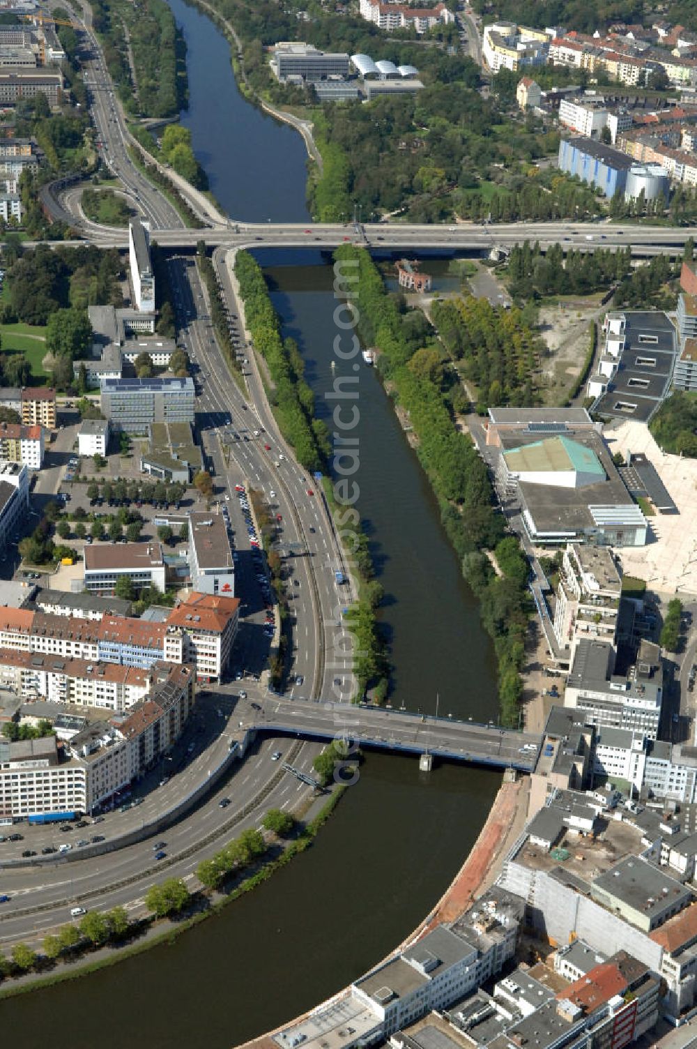 Aerial image Saarbrücken - Blick aus Osten entlang der Saar mit der Luisenbrücke und Westpangenbrücke in Saarbrücken im Saarland. Am linken Saarufer erstreckt sich die Autobahn 620 im Stadtteil Alt-Saarbrücken. Am rechten Saarufer erstreckt sich der Stadtteil Malstatt. View from east along the Saar river.