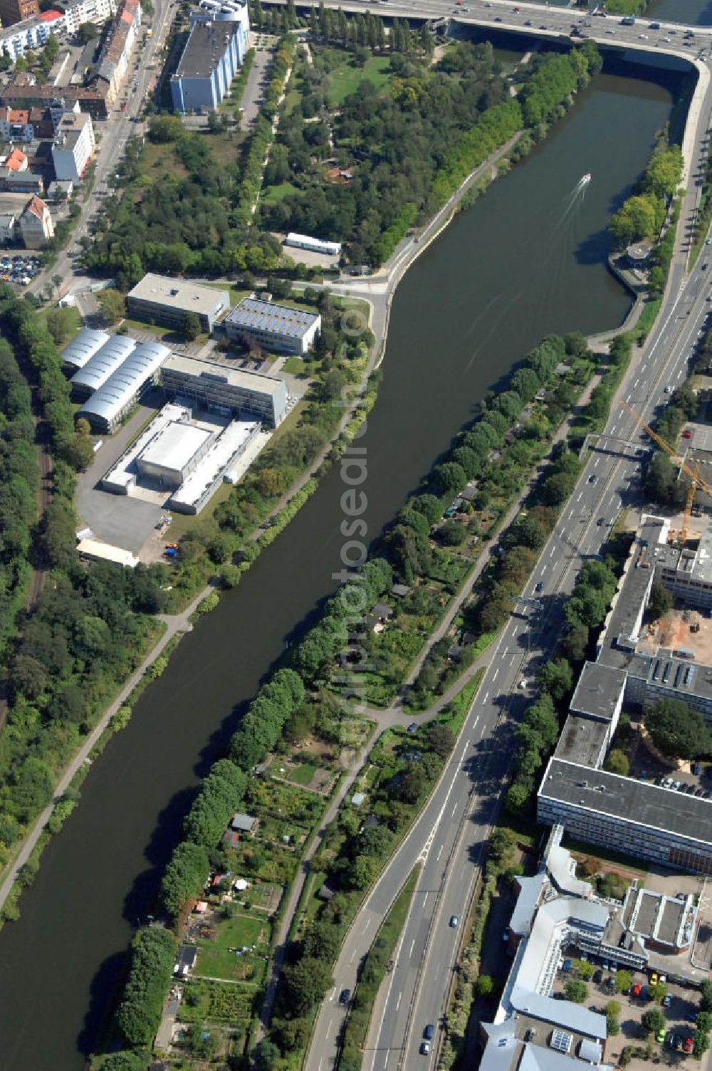 Aerial photograph Saarbrücken - Blick aus Westen entlang der Saar mit der Westpangenbrücke in Saarbrücken im Saarland. Am linken Saarufer erstreckt sich die Autobahn 620 im Stadtteil Alt-Saarbrücken. Am rechten Saarufer erstreckt sich der Stadtteil Malstatt . View from west along the Saar river.