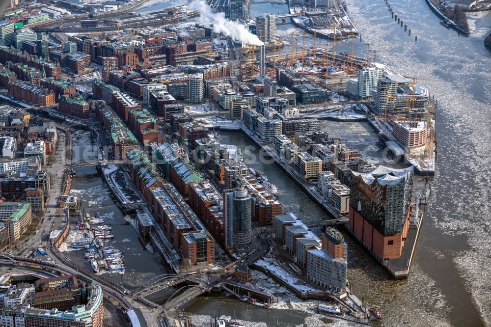 Aerial photograph Hamburg - City center in the downtown area on the banks of river course of Elbe on Speicherstadt in the district HafenCity in Hamburg, Germany