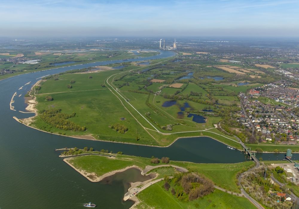 Aerial image Duisburg, Baerl - Meadow scenery on the shore of the Rhine with Baerl in Duisburg in the federal state North Rhine-Westphalia