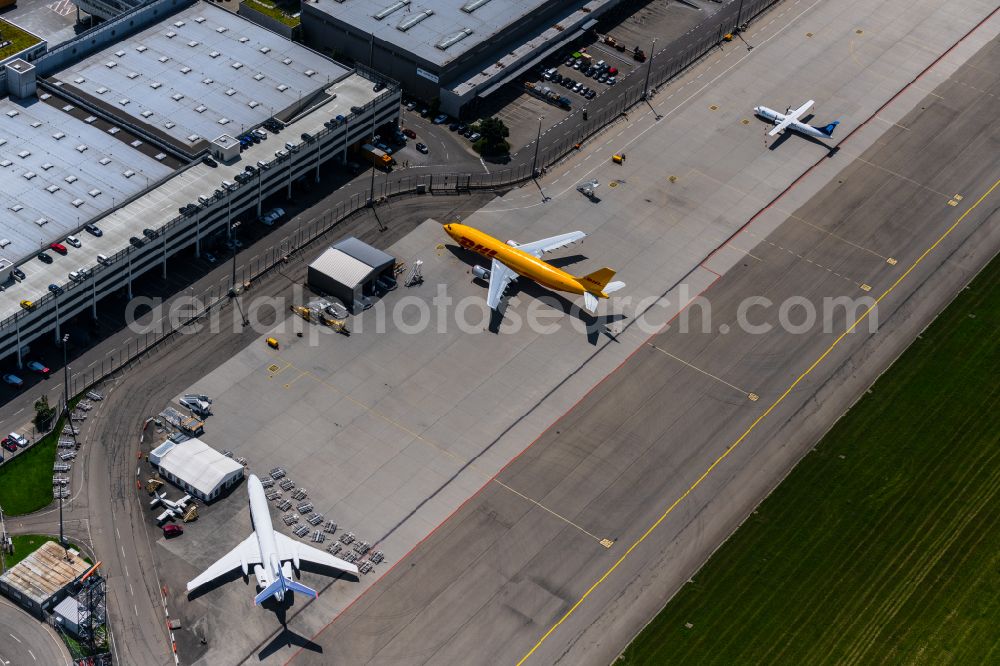 Aerial photograph Leinfelden-Echterdingen - Freight plane cargo machine - aircraft D-AEAE of the DHL rolling on the apron of the airport in Neuhausen auf den Fildern in the state Baden-Wuerttemberg, Germany