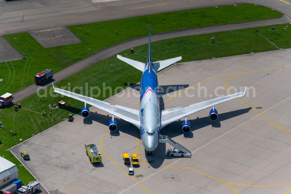 Filderstadt from the bird's eye view: Freight plane cargo machine - aircraft Boeing 747-428(BCF) with the identifier N952CA rolling on the apron of the airport in Filderstadt in the state Baden-Wuerttemberg, Germany