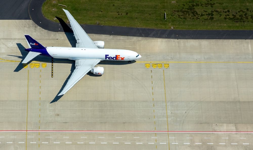 Köln from the bird's eye view: Freight plane cargo machine - aircraft calling N869FD of type Boeing 777-FS2 of Fed Ex company rolling on the apron of the airport in the district Grengel in Cologne in the state North Rhine-Westphalia, Germany
