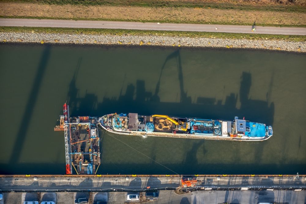 Hamm from above - Cargo ships and bulk carriers moored in the harbor in Datteln-Hamm-Kanal in the district Heessen in Hamm in the state North Rhine-Westphalia, Germany