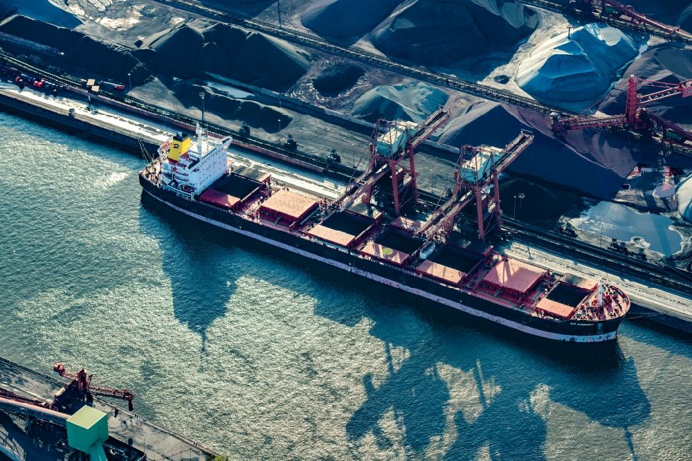 Hamburg from the bird's eye view: Freight ship and bulk carrier AP Argrosy in the Hansaport coal port in the Altenwerder district in Hamburg, Germany