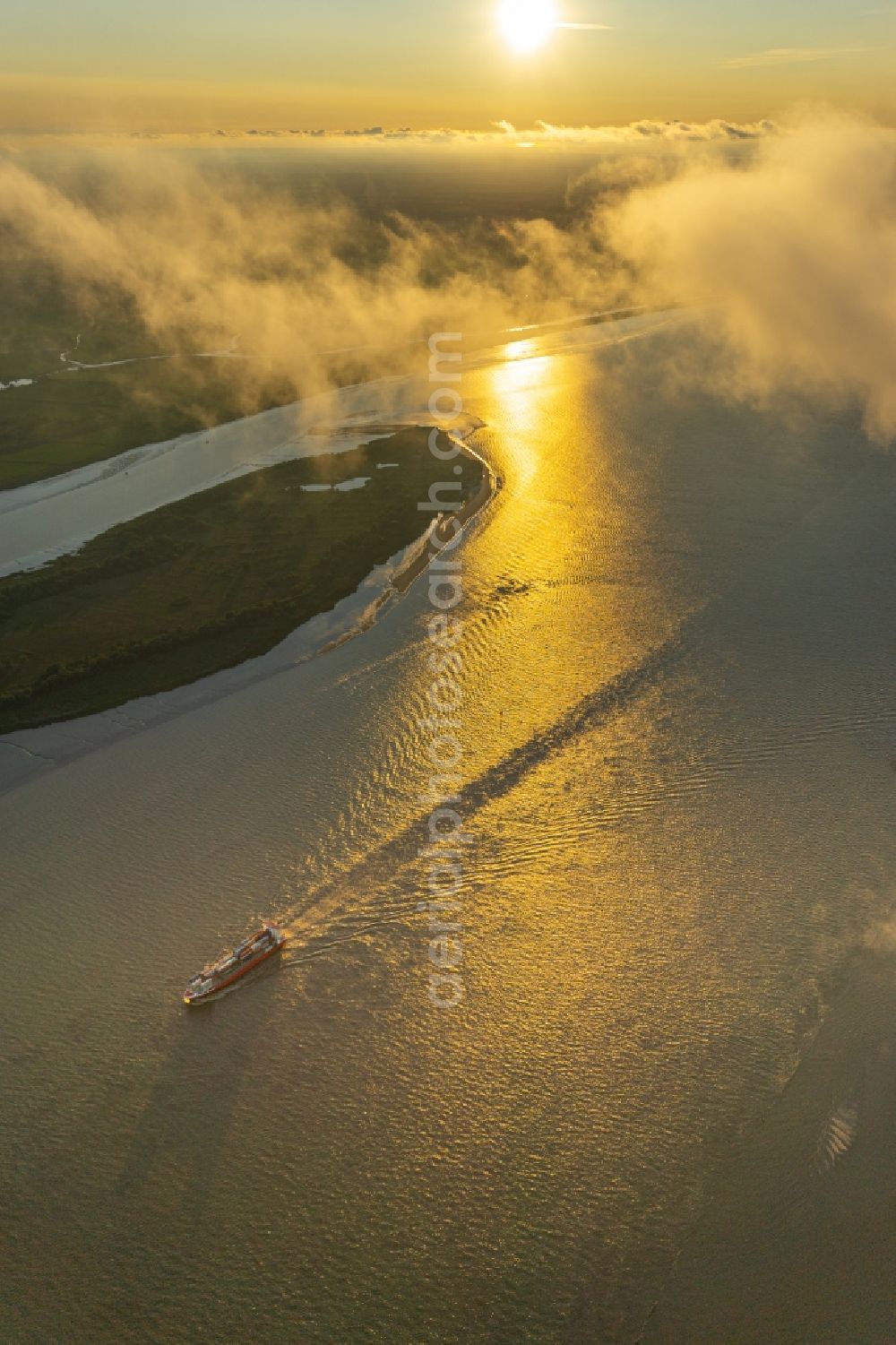 Drochtersen from the bird's eye view: Cargo ships and bulk carriers on the inland shipping waterway of the river Elbe course in Drochtersen in the state Lower Saxony, Germany