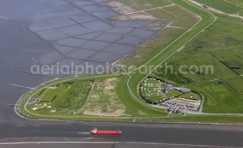 Aerial photograph Husum - Freighter and bulk freight freighter on the Husumer meadow with direction of the traffic harbour in Husum in the federal state Schleswig-Holstein