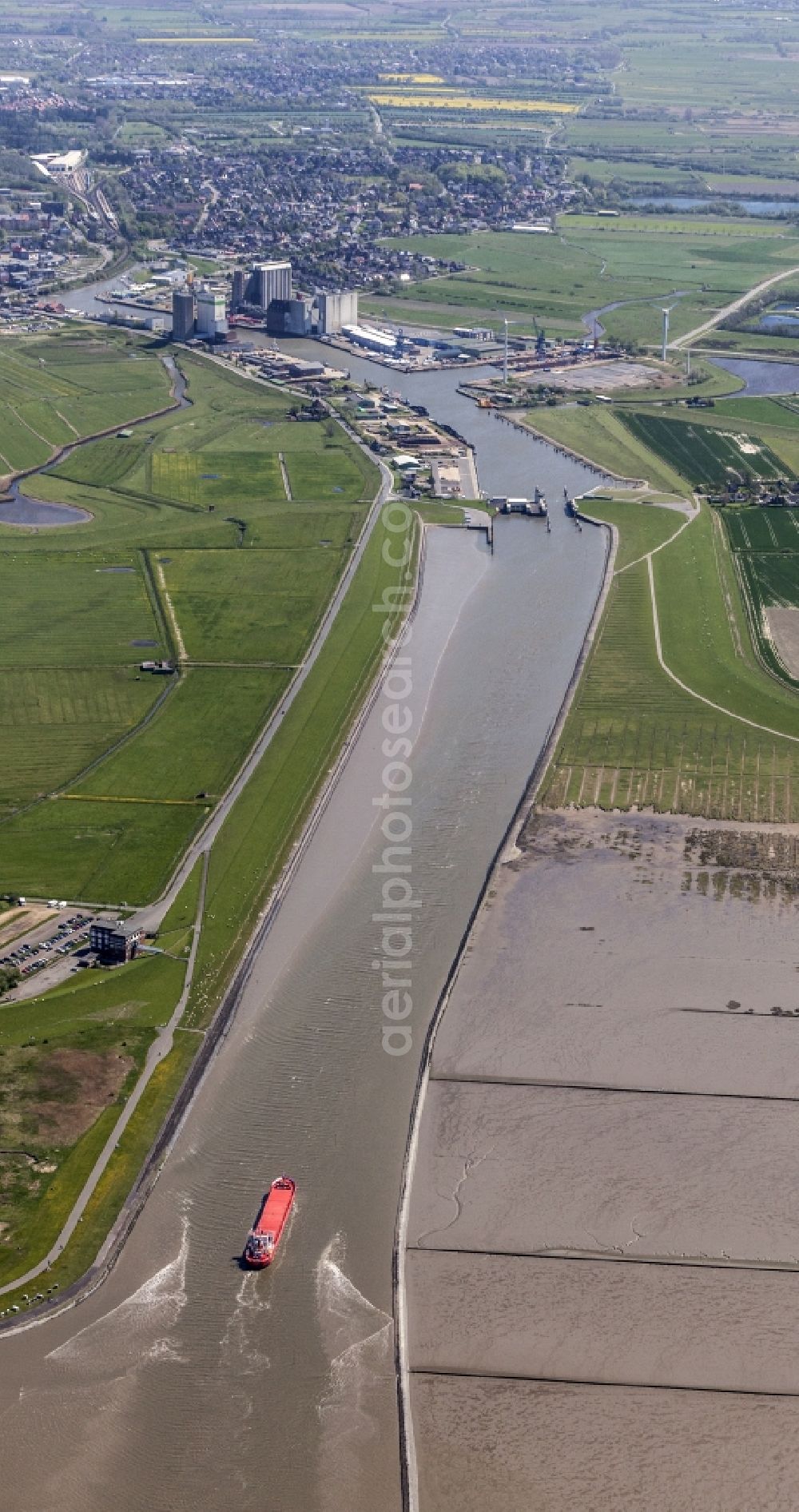 Aerial photograph Husum - Freighter and bulk freight freighter on the Husumer meadow with direction of the traffic harbour in Husum in the federal state Schleswig-Holstein