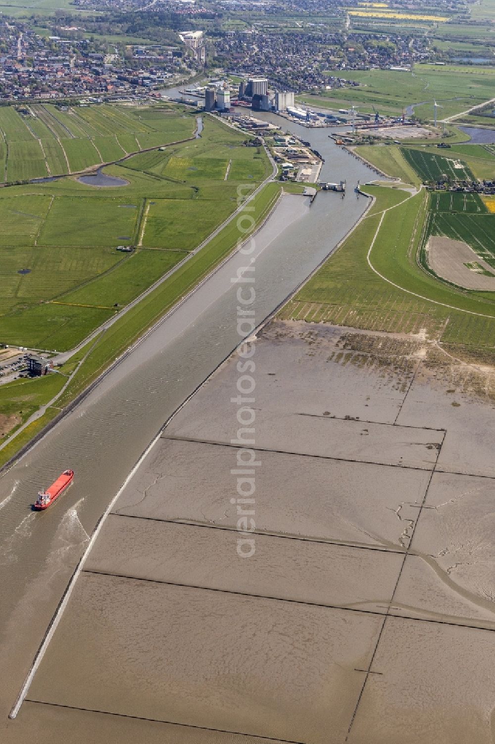 Husum from above - Freighter and bulk freight freighter on the Husumer meadow with direction of the traffic harbour in Husum in the federal state Schleswig-Holstein