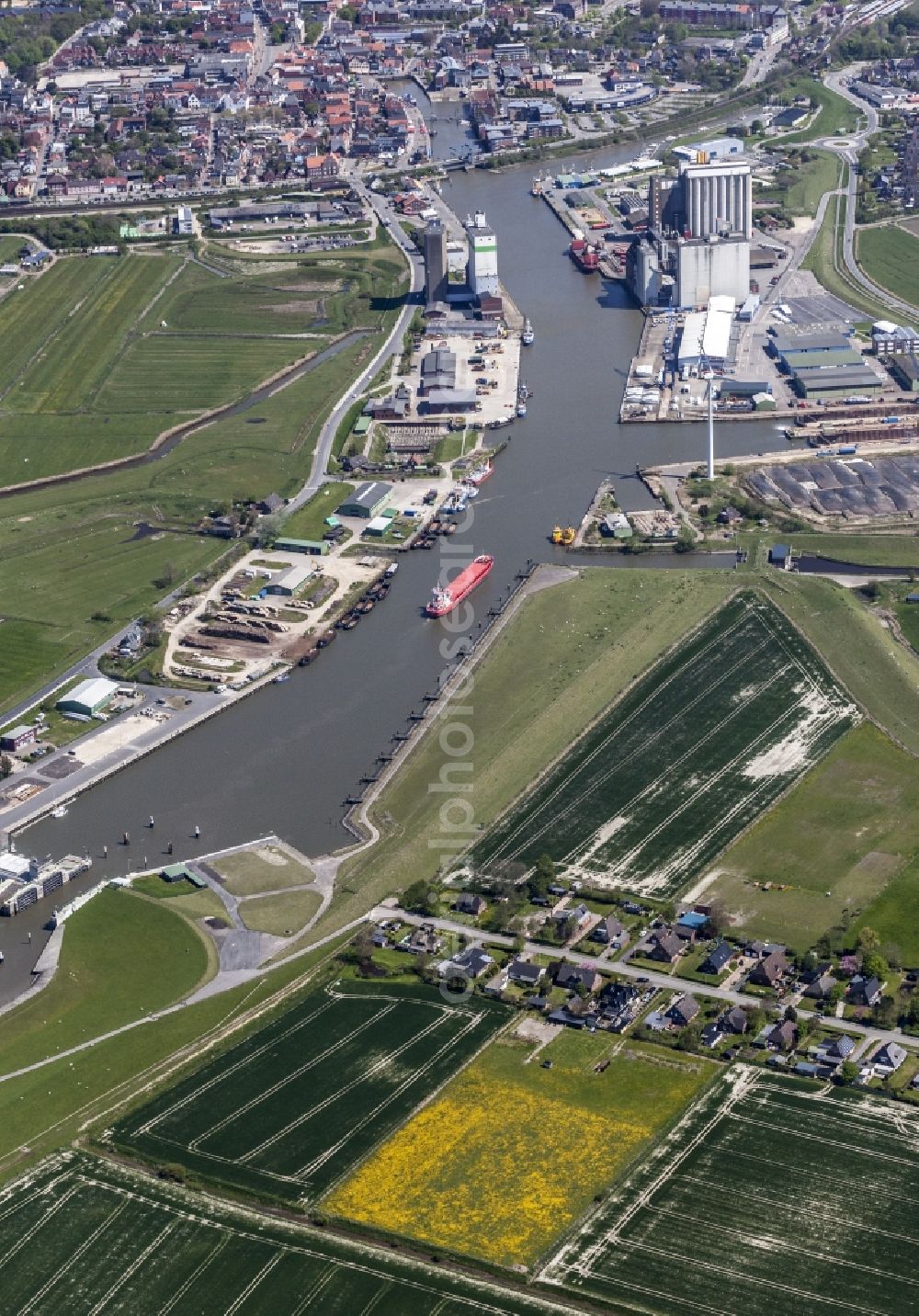 Husum from the bird's eye view: Freighter and bulk freight freighter on the Husumer meadow with direction of the traffic harbour in Husum in the federal state Schleswig-Holstein