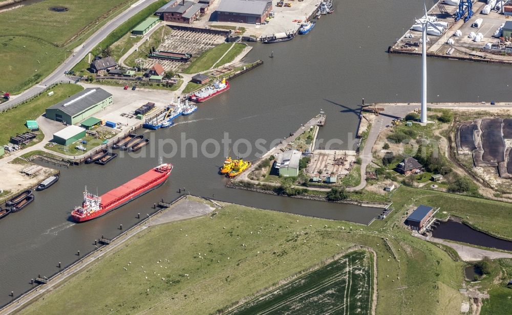 Husum from the bird's eye view: Freighter and bulk freight freighter on the Husumer meadow with direction of the traffic harbour in Husum in the federal state Schleswig-Holstein