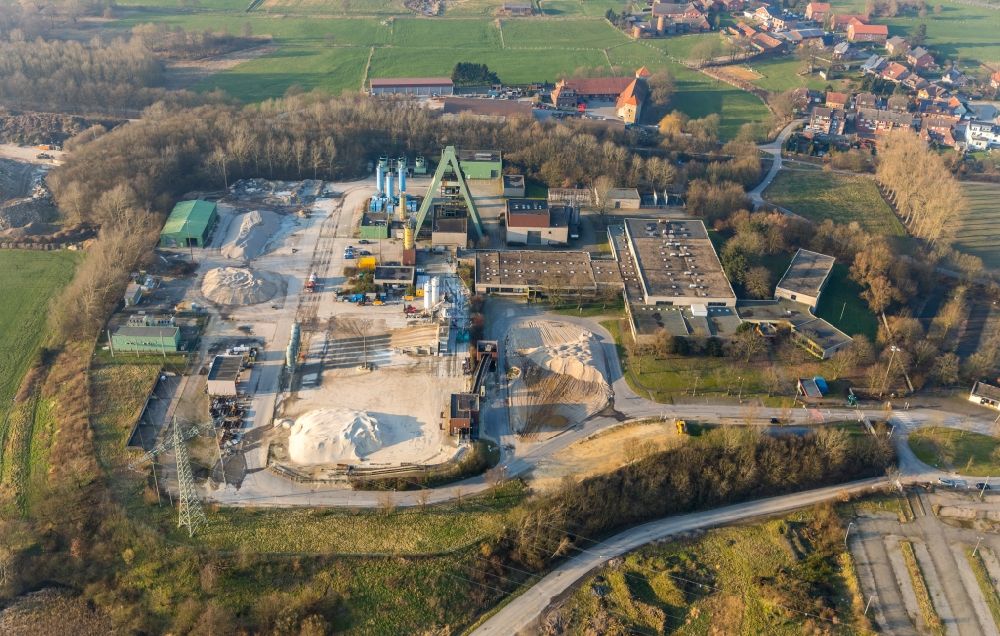 Aerial photograph Marl - Conveyors and mining pits at the headframe Auguste Victoria 8 on Lippramsdorfer Strasse in Marl in the state North Rhine-Westphalia, Germany