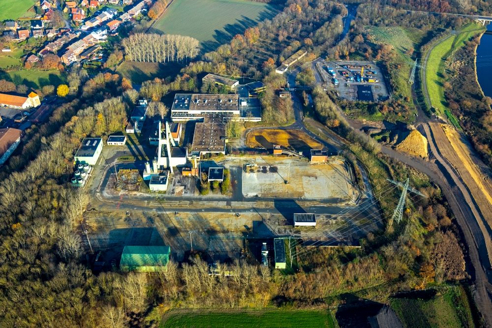 Marl from the bird's eye view: Conveyors and mining pits at the headframe Auguste Victoria 8 on Lippramsdorfer Strasse in Marl in the state North Rhine-Westphalia, Germany