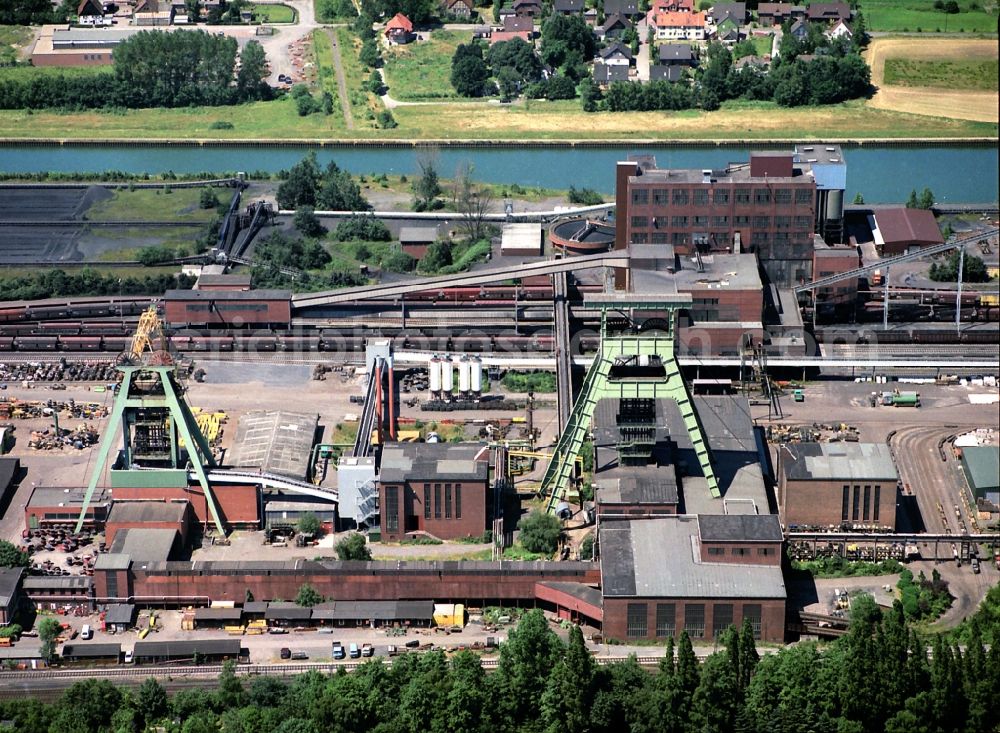 Bergkamen from the bird's eye view: Conveyors and mining pits at the headframe Haus Aden in Bergkamen in the state North Rhine-Westphalia, Germany