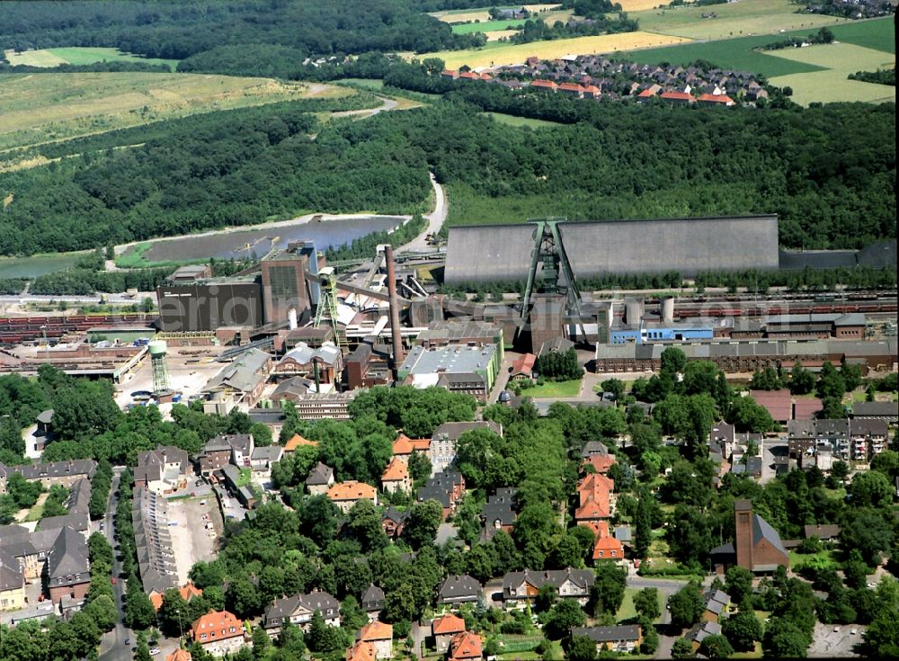 Aerial image Dinslaken - Coal mine and mining pits at the headframe Steinkohlezeche Lohberg in Dinslaken in the state North Rhine-Westphalia
