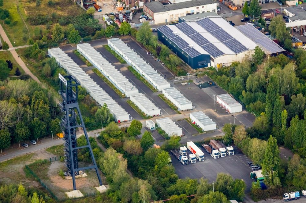 Aerial photograph Bochum - Conveyors and mining pits at the headframe of Zeche Holland on Emil-Weitz-Strasse in the district Wattenscheid in Bochum in the state North Rhine-Westphalia, Germany