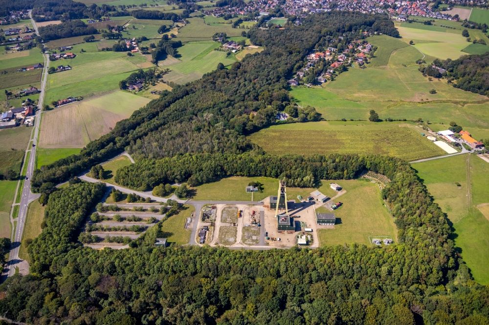 Aerial photograph Hünxe - Conveyors and mining pits at the headframe Zeche Lohberg Schacht Huenxe in Huenxe in the state North Rhine-Westphalia, Germany