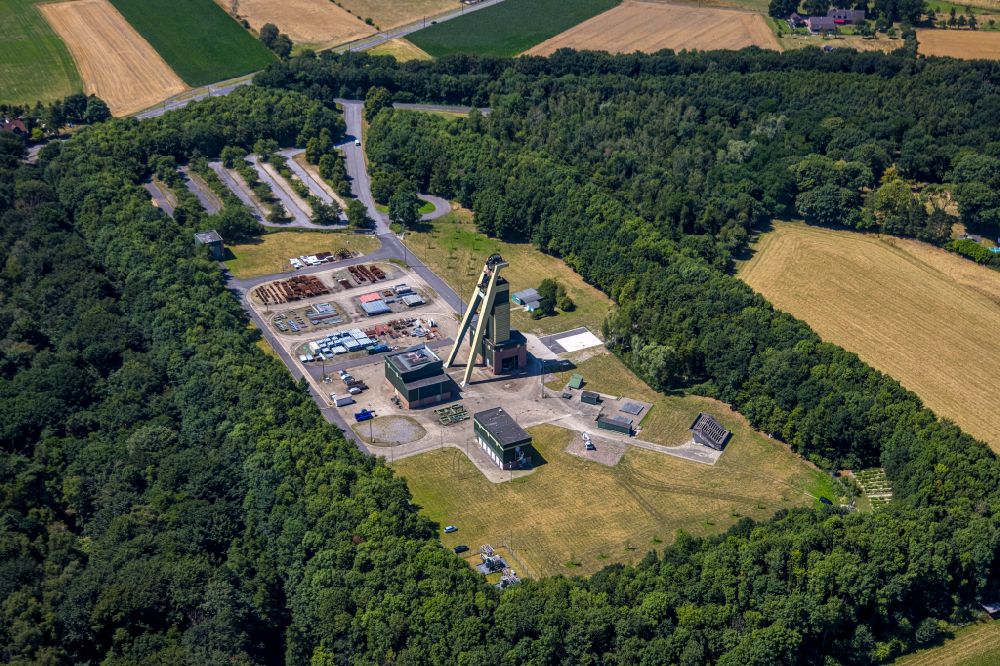 Hünxe from above - Conveyors and mining pits at the headframe Zeche Lohberg Schacht Huenxe in Huenxe in the state North Rhine-Westphalia, Germany