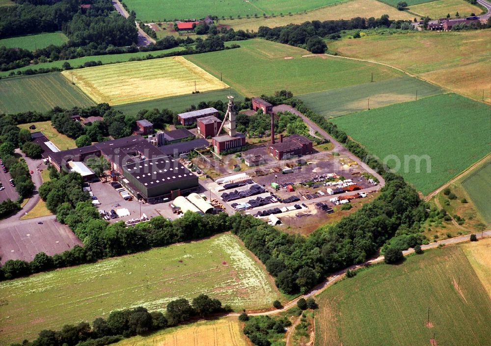 Kempen from the bird's eye view: Conveyors and mining pits at the headframe of Zeche Niederberg in Kempen in the state North Rhine-Westphalia