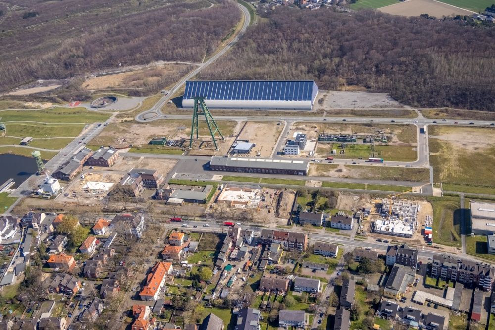 Aerial photograph Dinslaken - Conveyors and mining pits at the headframe of Zentralwerkstatt Zeche Lohberg in Dinslaken in the state North Rhine-Westphalia, Germany