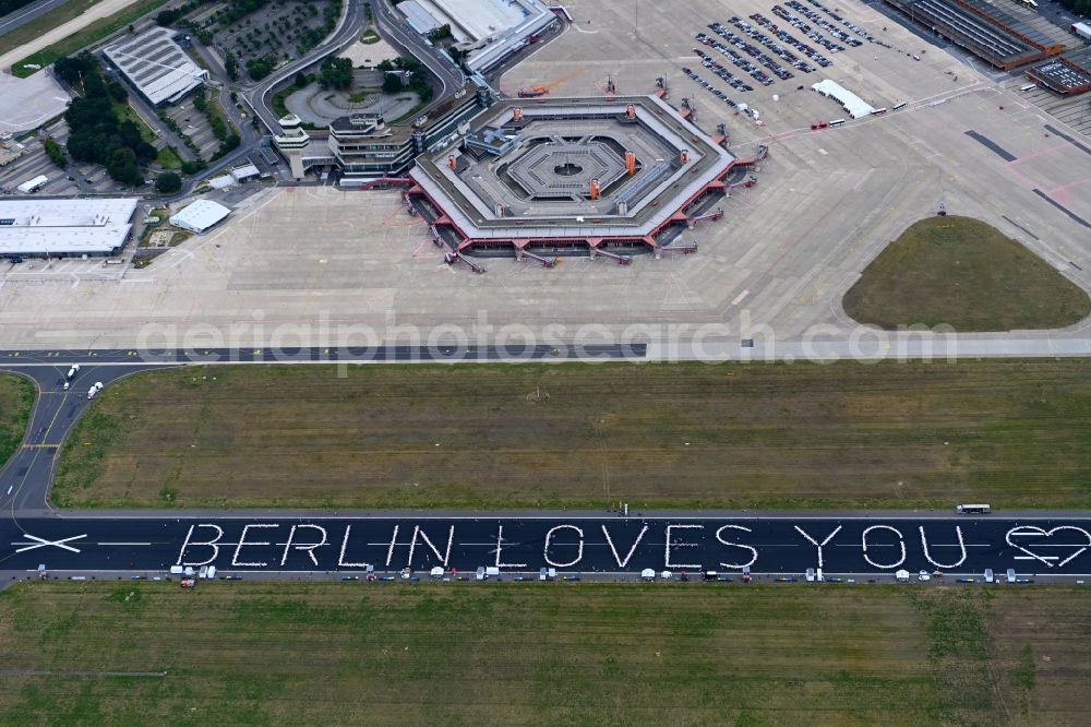 Aerial photograph Berlin - Freedom Dinner on the blocked runway with a table arrangement to form letters of the words BERLIN LOVES YOU on the grounds of the former airport in the Tegel district in Berlin, Germany