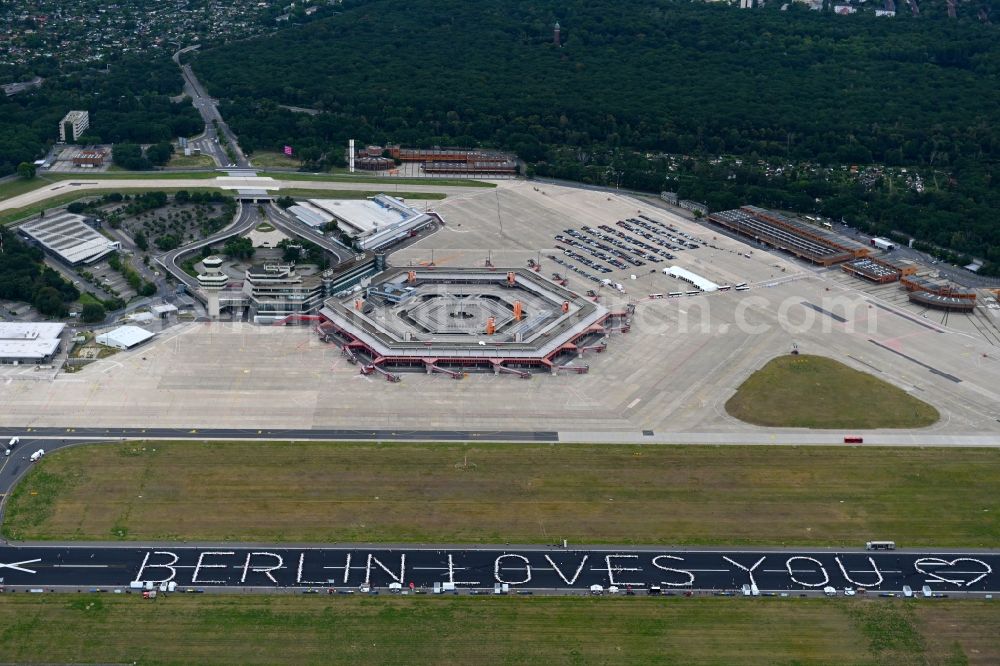 Aerial photograph Berlin - Freedom Dinner on the blocked runway with a table arrangement to form letters of the words BERLIN LOVES YOU on the grounds of the former airport in the Tegel district in Berlin, Germany